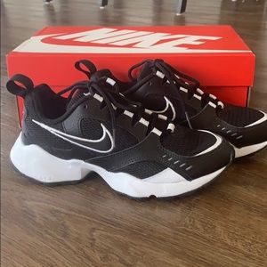 NEVER BEEN WORN*** NIKE AIR HEIGHTS 7